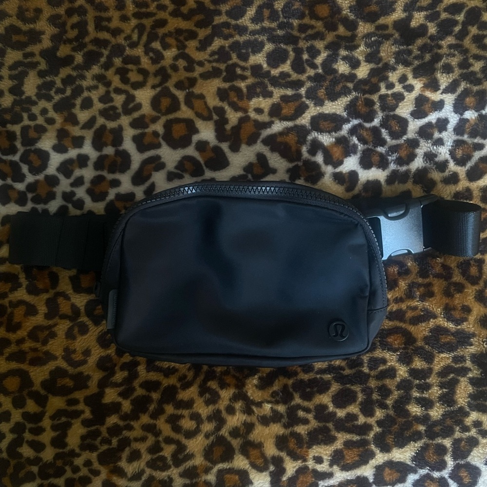 lululemon black everywhere belt bag 2L